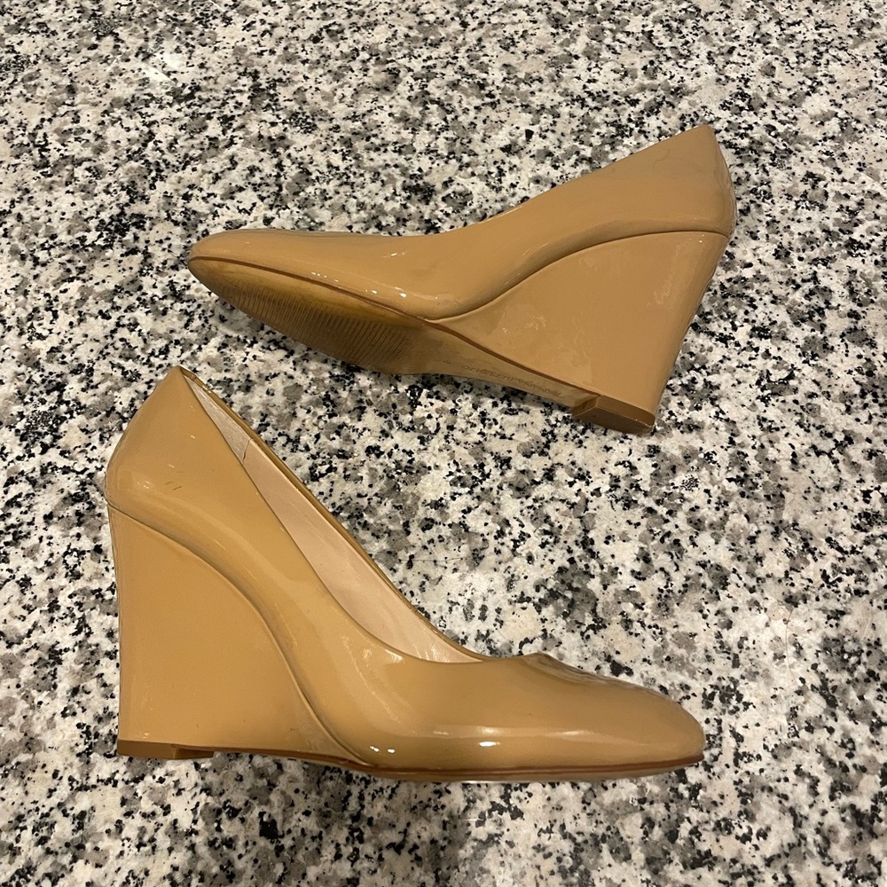 Nude patent leather wedges